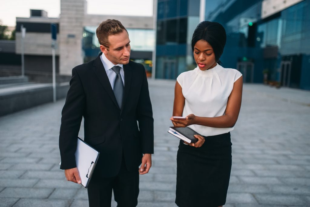 SNS | business woman with phone businessman with laptop